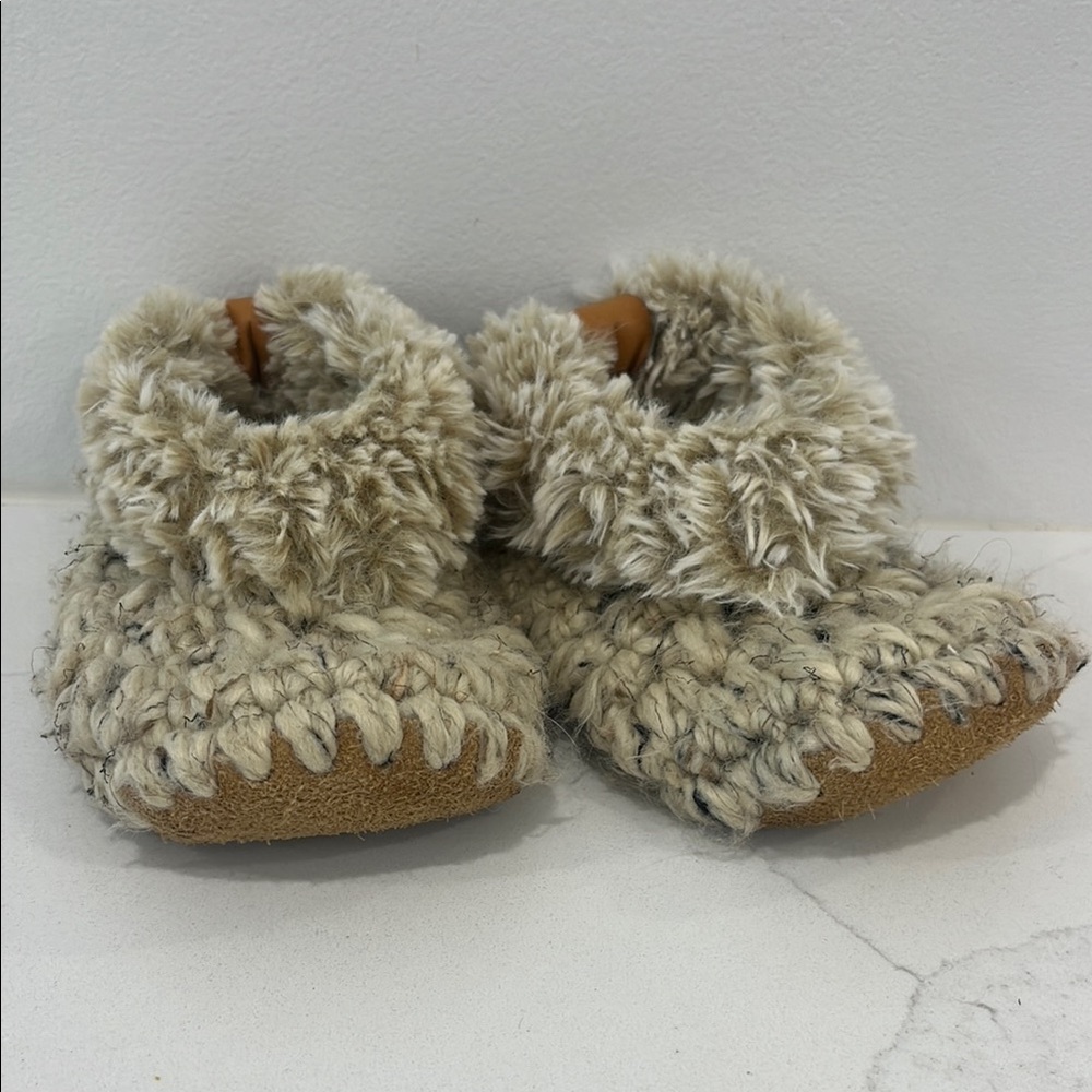 🇨🇦 Small Shop Petit Nordique Knit Slippers.